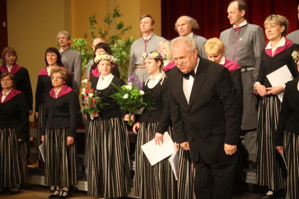 Lizuma kultūras nama jauktais koris (diriģents Jānis Āboliņš).