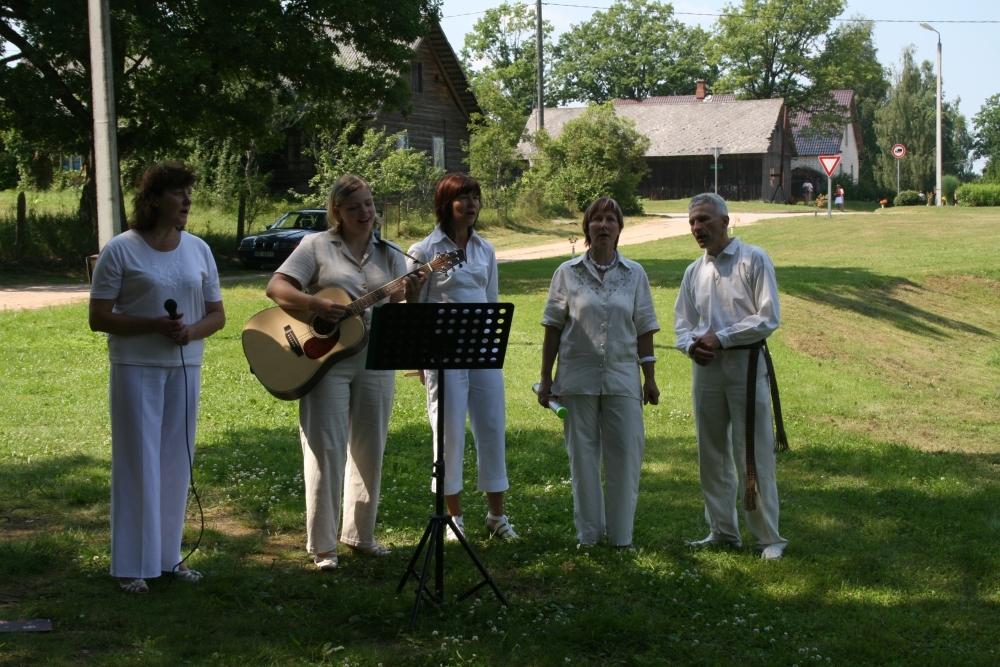 Lai tirgošanās būtu lustīgāka, muzicēs novada pašdarbnieki, arī Lejasciema folkloras kopa “Smaržo siens”. 
Autors: no arhīva