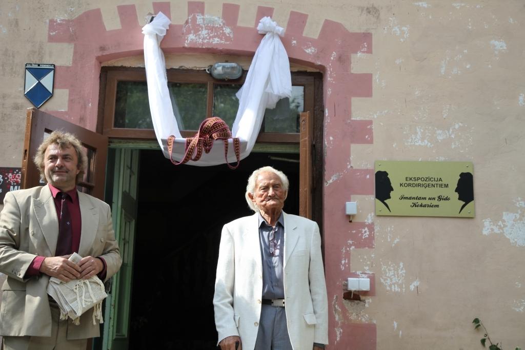 Turpmāk Beļavas pagasta Ozolkalnā katru gadu ar sadziedāšanās pasākumu, kas veltīts novadniekiem kordiriģentiem Imantam un Gido Kokariem, tiks svinēta viņu dzimšanas diena. Pērn Ozolkalnā tika atklāta brāļiem veltīta pastāvīgā ekspozīcija, kas šogad ir papildināta. Tās izveidē daudz palīdzēja viņsaulē aizgājušā Imanta dēls Uldis (no kreisās) un arī Gido Kokars.	
Autors: no 