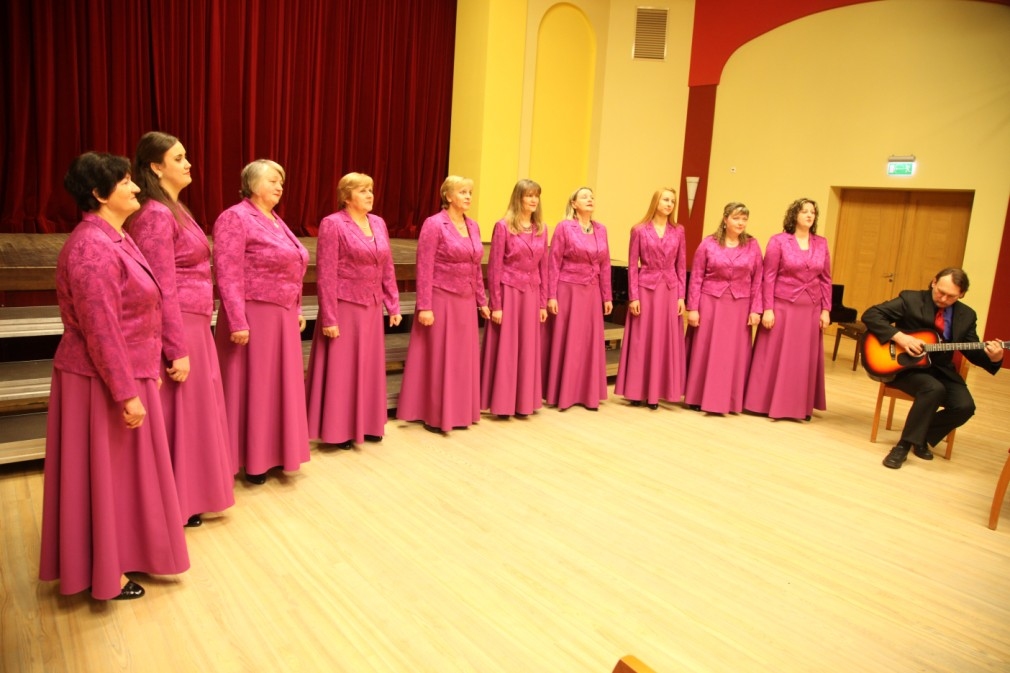 Viļakas pilsētas sieviešu vokālais ansamblis "Melodija".