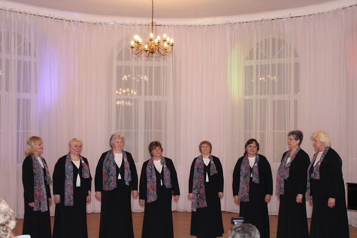 Lizuma kultūras nama senioru ansamblis “Zīle” (vadītāja Anita Ledaine).
