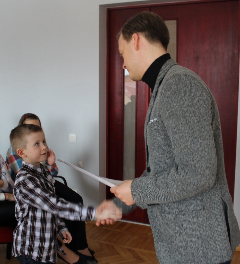 Visjaunākais dalībnieks Markuss Rauza no Gulbenes vidusskolas skatuves runas konkursā Vidzemē ieguva pirmās pakāpes diplomu. To viņam pasniedza aktieris Rihards Lepers. 
Autors: Edīte Siļķēna