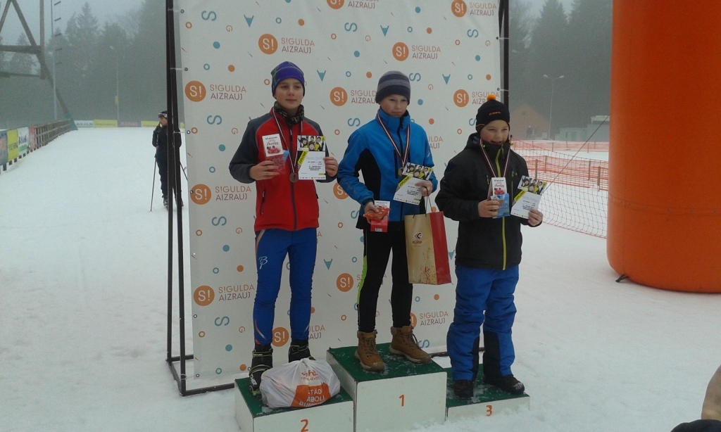 Fischer kausa un otrās vietas ieguvējs 2. posmā Rihards Berkolds.