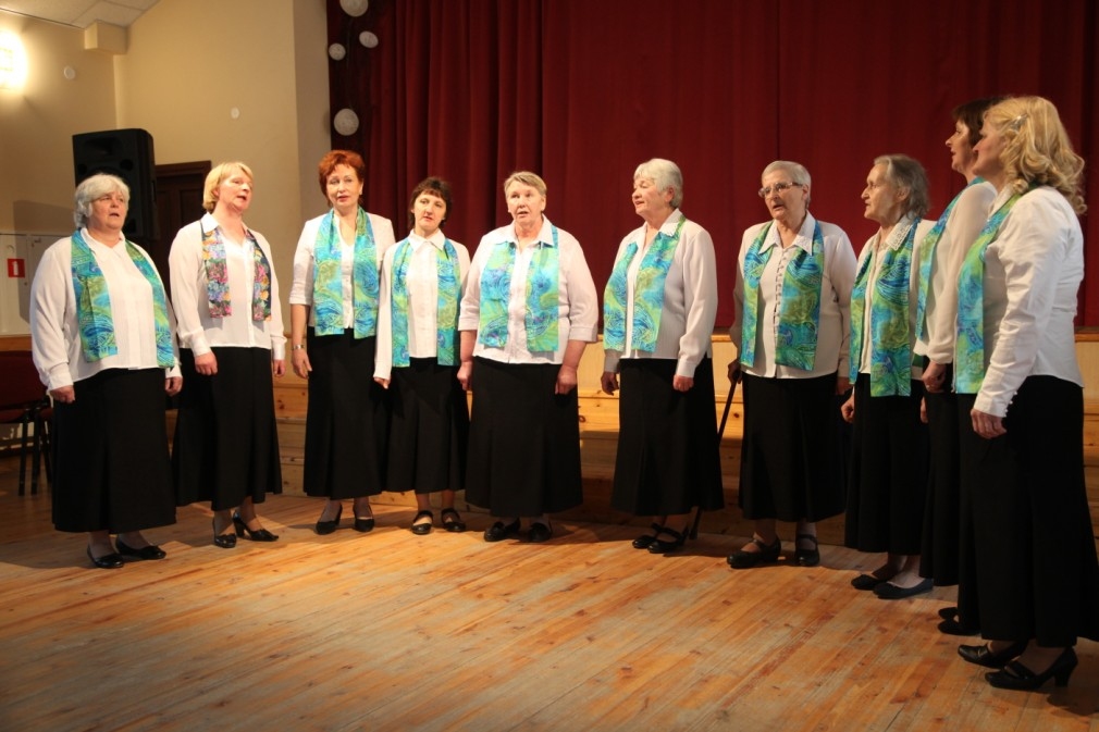 Līgo kultūras nama sieviešu senioru vokālais ansamblis “Lai skan!” (A.Krūmiņa).