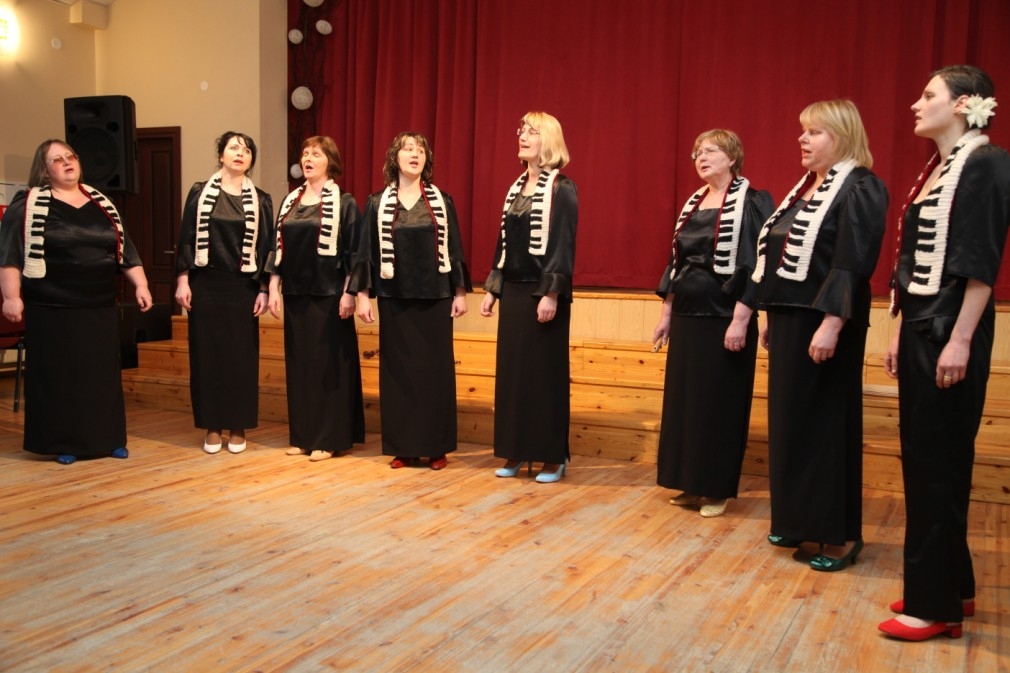 Rankas tautas nama sieviešu vokālais ansamblis “Menora” (L.Nebēdniece).