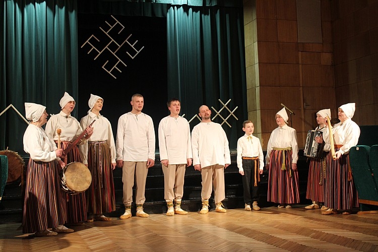 Staru tautas nama folkloras kopa “Līgo” darbojas vairāk nekā trīsdesmit gadus, tāpēc tās dalībniekiem ir gan liela skatuviskā pieredze, gan atbildīgās skatēs gūts rūdījums. Patīkami redzēt, ka grupā darbojas arī vīrišķā dzimuma pārstāvji. Ja kopai nāktos saskaitīt visas izdziedātās dziesmas, to būtu grūti izdarīt. 	
Autors: www.gulbene.lv