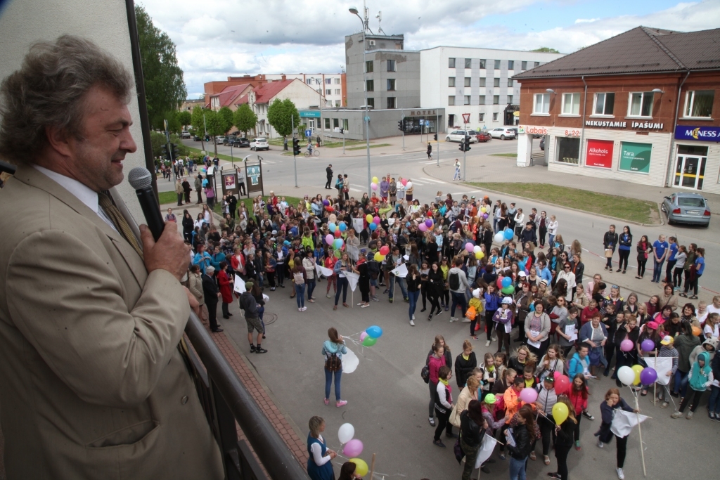 “Man ir patiess prieks par visiem Vidzemes skolēnu dziesmu dienas dalībniekiem! Lai mums visiem kopā šī diena ir skanīga!” Vidzemes skolēnu dziesmu dienas atklāšanas pasākumā dalībniekiem vēlēja viens no šo svētku idejas autoriem, koru virsdiriģents Uldis Kokars.
Autors: Gatis Bogdanovs