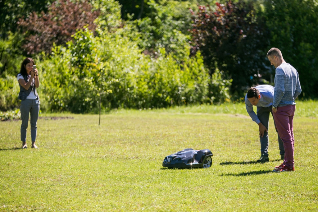 Husqvarna Automower uzsāk darbu jaunajā mājvietā.