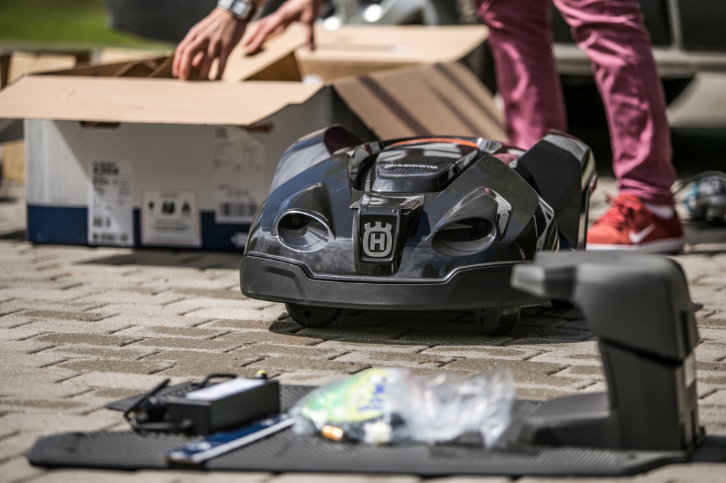 Husqvarna Automower (jeb Havjērs, kā to sauc Dobrāju ģimene) tiek izsaiņots un ir gatavs darbam savās jaunajās mājās.