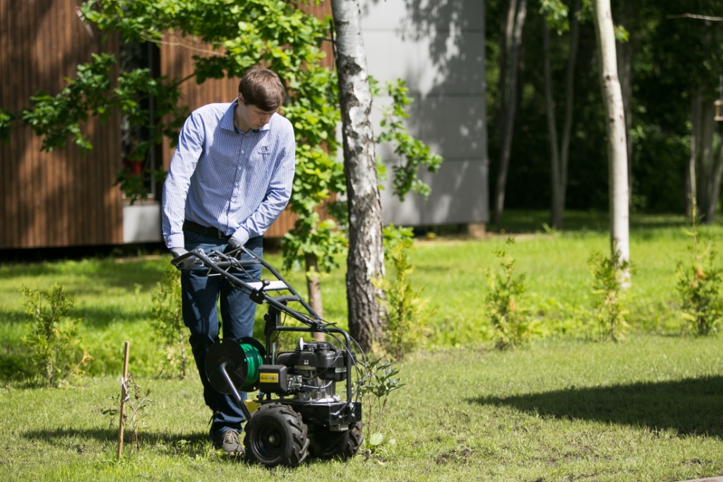 Dārzā tiek iestrādāts norobežojošais vads, lai Husqvarna Automower norādītu darba zonu.