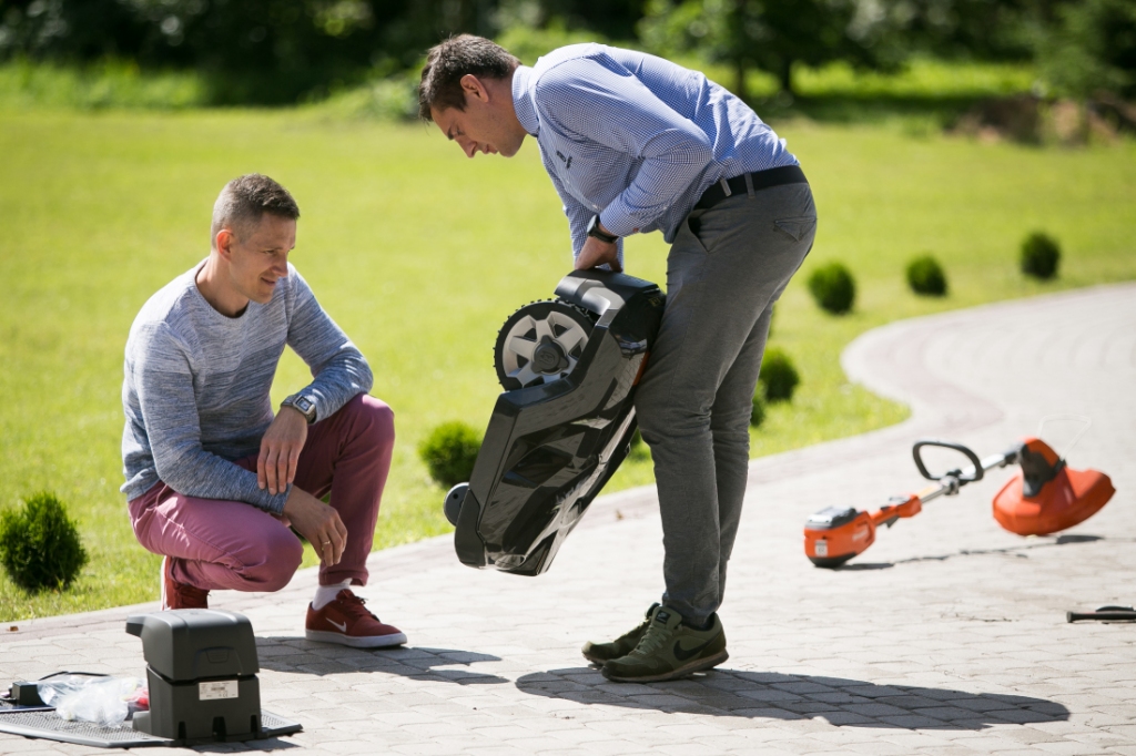 Husqvarna pārstāvis stāsta par Automower īpašajiem asmeņiem, kas nodrošina ne tikai lielisku pļaušanas kvalitāti, bet ir arī drošāki gan dzīvniekiem, gan bērniem.