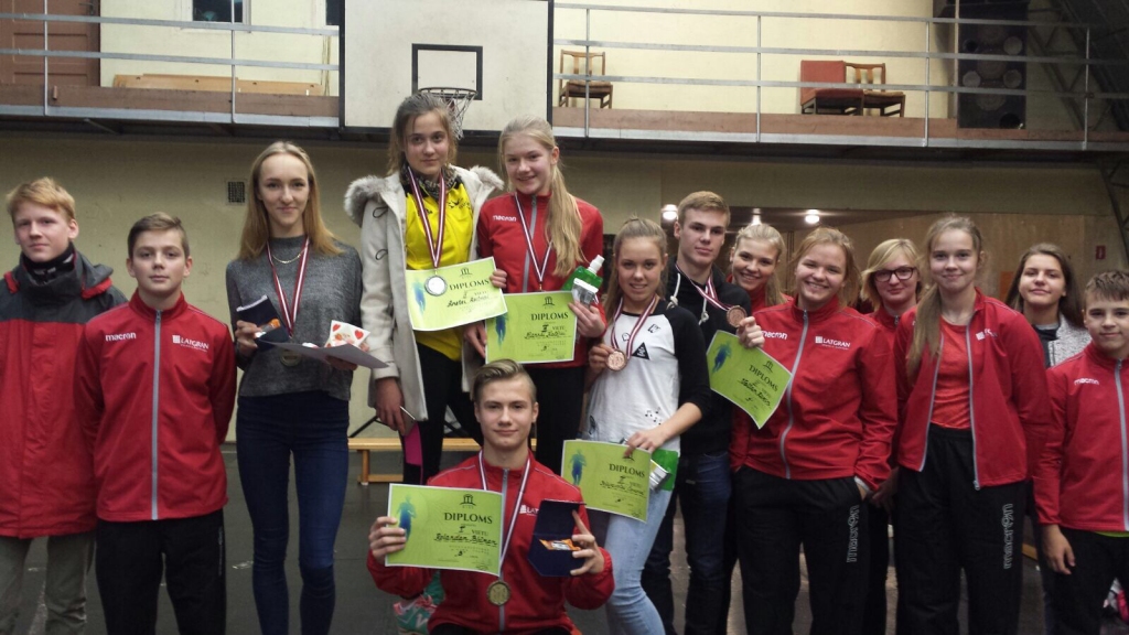 
Mājup – ar medaļām un diplomiem! Gulbenes bērnu un jaunatnes sporta skolas jaunie vieglatlēti apmierināti ar startiem telpās Alūksnē. 
Autors:  Irēna Aizpure