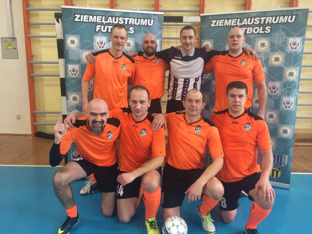 Jaungulbenes komanda - Latvijas ZA reģiona 2018.gada veterānu telpu futbola čempioni
1.rindā no kreisās : A.Būmanis, A.Gusts, A.Blauvs, D.Kovals
2.rindā no kreisās : H.Kovaļevkis, A.Timenieks, A.Vītols, R.Šķenders; (fotogrāfijā nav R.Šolins, Ģ.Smilškalns un A.Aizsilnieks).  
Autors: no personiskā arhīva