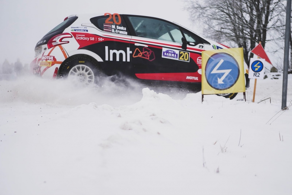 Gulbenes novadā aizvadīts šīs sezonas sniegotākais un aukstākais Latvijas rallija posms - “Rallijs Sarma 2018”, kuru LMT Autosporta Akadēmijas ekipāža Mārtiņš Sesks un Renārs Francis paveica kā visātrākā vienas ass piedziņas ekipāža, izcīnot uzvaru Latvijas rallija čempionāta ieskaitē LRC3 klasē.
Autors: Dāvids Kokainis