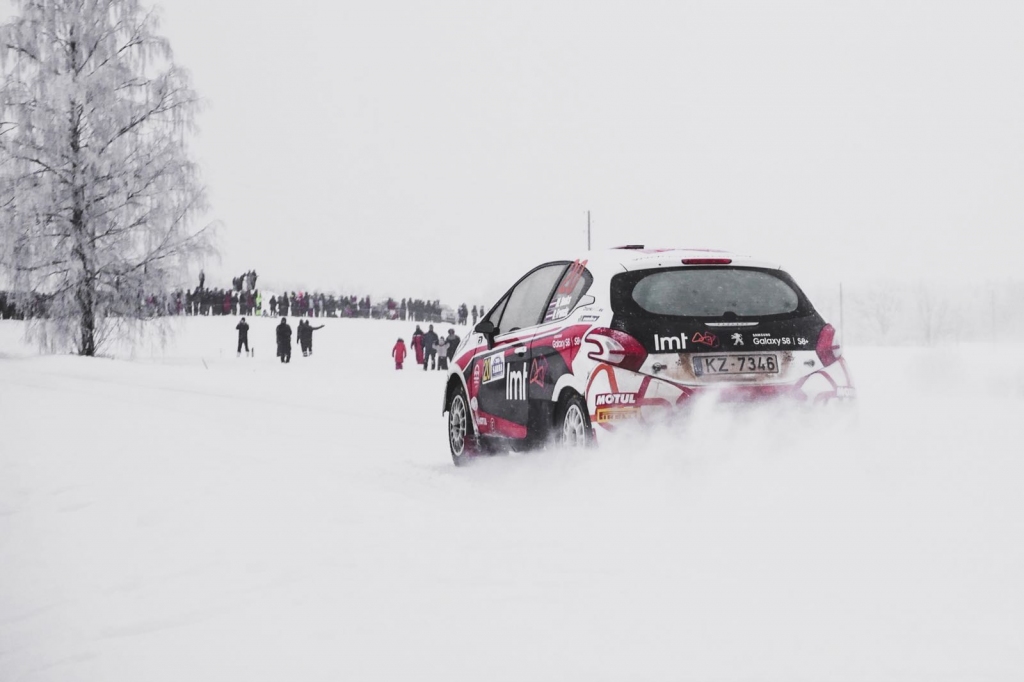Gulbenes novadā aizvadīts šīs sezonas sniegotākais un aukstākais Latvijas rallija posms - “Rallijs Sarma 2018”, kuru LMT Autosporta Akadēmijas ekipāža Mārtiņš Sesks un Renārs Francis paveica kā visātrākā vienas ass piedziņas ekipāža, izcīnot uzvaru Latvijas rallija čempionāta ieskaitē LRC3 klasē.
Autors: Dāvids Kokainis