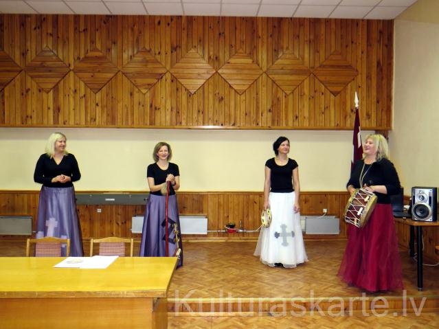 Jaungulbenes tautas nama folkgrupa "Dadzes" (vadītāja Inta Zellīte).