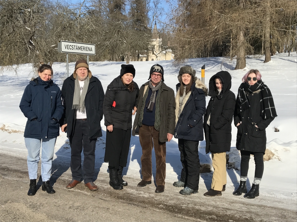 Latvijas Mākslas akadēmijas studenti un docētāji februāra beigās pirms ceļojuma uz pavasarīgo Palermo divu izcilu gleznotāju  -  akadēmijas rektora Kristapa Zariņa un Glezniecības nodaļas profesora Alekseja Naumova - vadībā devās ziemas plenērā uz sniegoto Stāmerienu.

 
Autors: Publicitātes foto