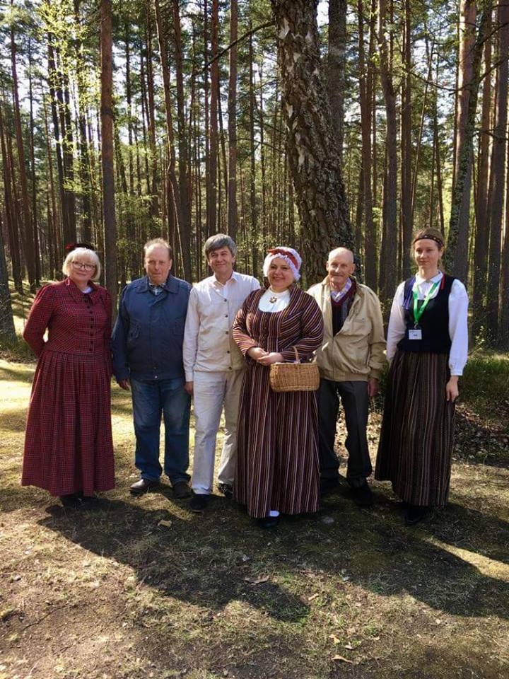 Vasaras sezonas atklāšanā 1.maijā viesojās arī Gustava Ozoliņa mazdēli Modris un Andris, kuri tikās ar darbnīcas-cepļa šā brīža iemītnieku - podnieku Māri Dubkeviču.
Autors: Lejasciema pagasts (facebook.com)