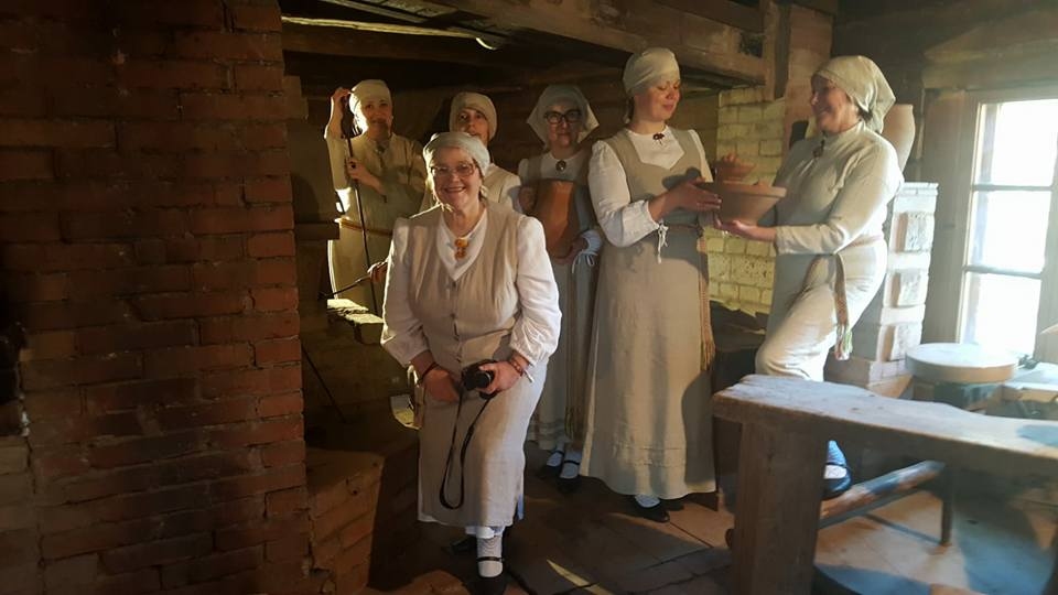 Folkloras kopa "Smaržo siens" šodien muzicēja Latvijas Etnogrāfiskā Brīvdabas muzeja vasaras sezonas atklāšanā podnieka Gustava Ozoliņa darbnīcā "Čipati".
Autors: Lejasciema pagasts (facebook.com)