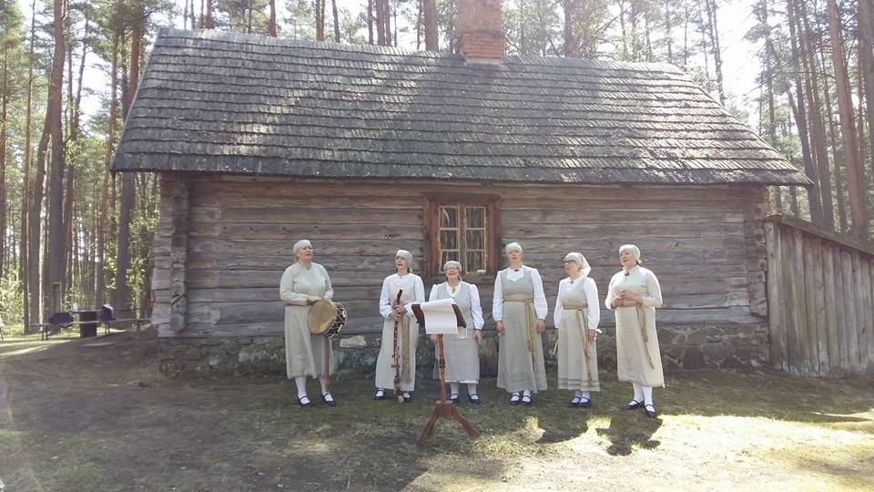 Folkloras kopa "Smaržo siens" šodien muzicēja Latvijas Etnogrāfiskā Brīvdabas muzeja vasaras sezonas atklāšanā podnieka Gustava Ozoliņa darbnīcā "Čipati".
Autors: Lejasciema pagasts (facebook.com)