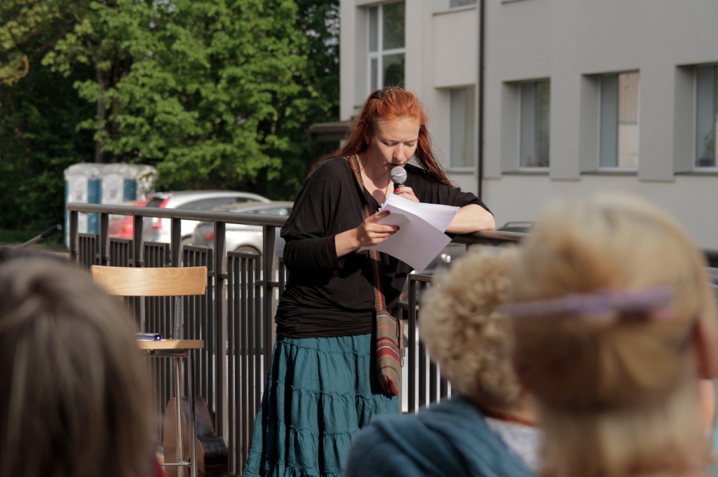 “Skanošās prozas” noslēgumā klausītājiem tika sniegtas nepieradinātas mūzikas skaņas apvienības “Trans-cen-den-tālē” izpildījumā un fragmenti no rakstnieces Kristīnes Ulbergas romāna “Tur”.
Autors: no Gulbenes novada bibliotēkas arhīva