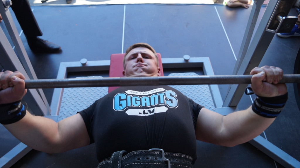 Junioru grupā 1.vietu izcīnīja Helvijs Kamšs, kurš 107 kg smagu svara stieni uzspieda 18 reizes.
Autors: no personisk­­­