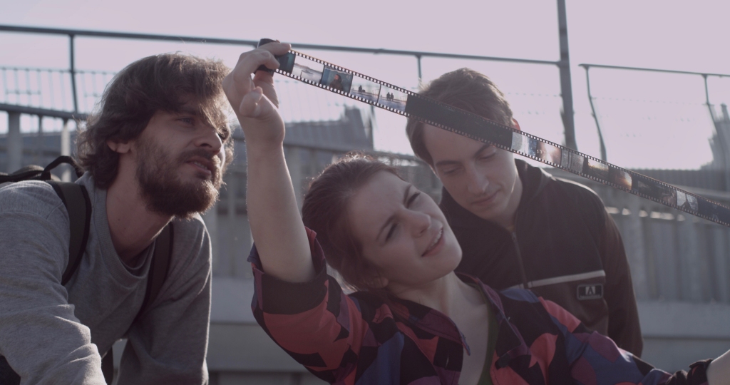 Jaunā režisora Jāņa Ābeles režijas diplomdarba īsfilma “Augstāk par zemi” (2015) 