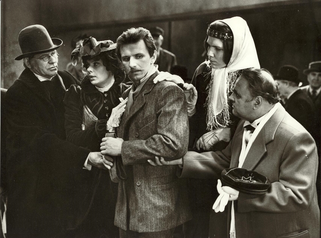 Vasarīgi tautiskā komēdija “Īsa pamācība mīlēšanā” (1982) 