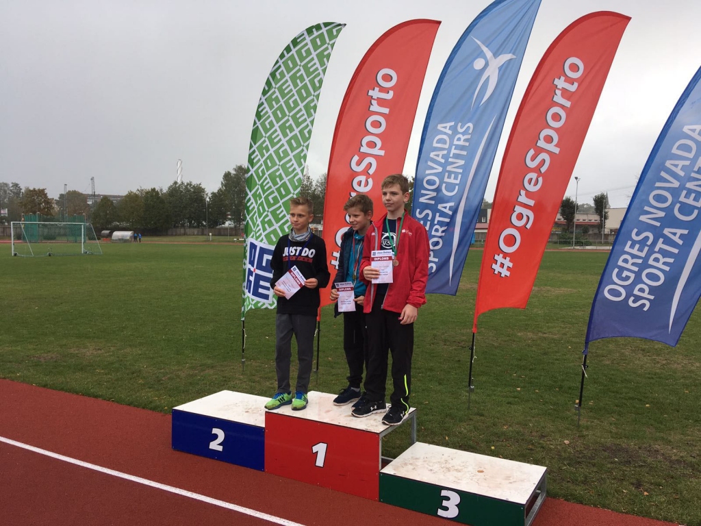 Godalgotā vietā U-14 grupā 1000 m soļojumā puišu konkurencē 3.vietu izcīnīja Patriks Dāvis Freivalds.
Autors: no persiniskā arhīva
