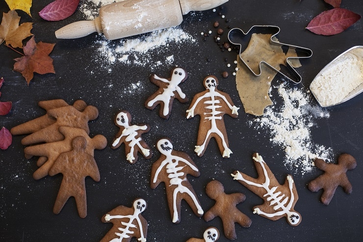 Cepumus vai piparkūkas var pagatavot ar skeletu zīmējumu.