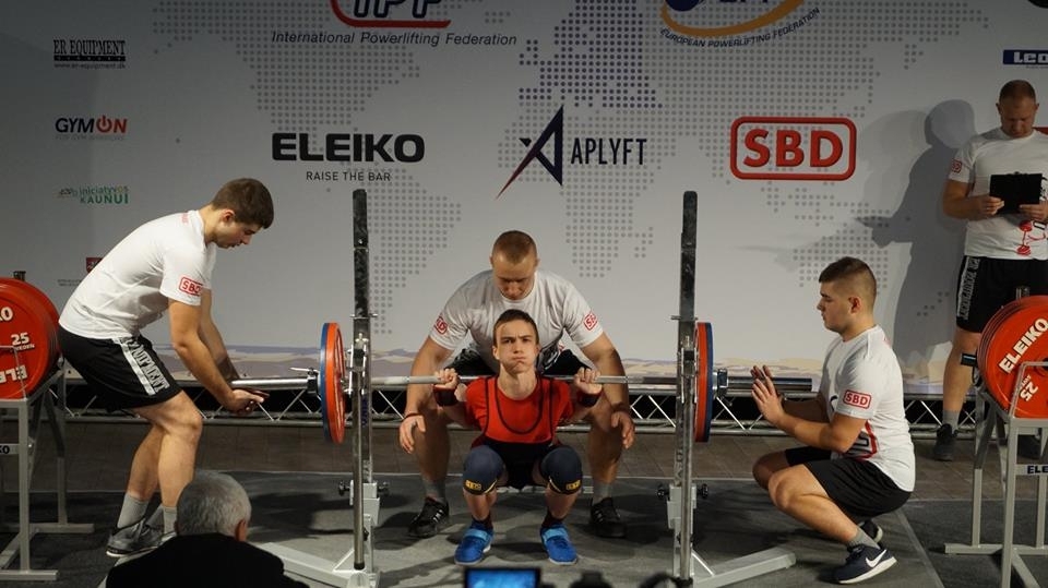 Rolands Cīrulis trenējas un startē šajā sporta veidā 10 mēnešus un pagājušās nedēļas nogalē aizvadījis savu pirmo startu Eiropas čempionātā klasiskajā spēka trīscīņā, Lietuvā.
Autors: no personiskā arhīva
