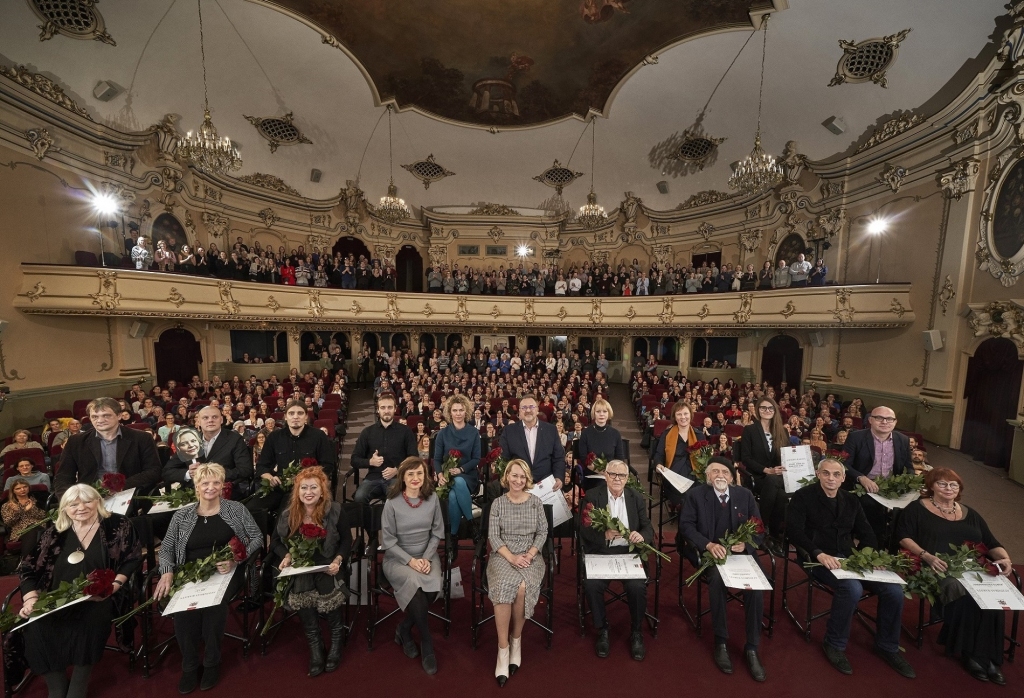 Fotogrāfijas priekšplānā (no kreisās):  Filmas Saule brauca debesīs režisore Roze Stiebra, filmas Bille režisore Ināra Kolmane, filmas Ievainotais jātnieks režisore Ilona Brūvere, Nacionālā Kino centra vadītāja Dita Rietuma, LR kultūras ministre Dace Melbārde, filmas Vectēvs, kas bīstamāks par datoru režisors Varis Brasla, filmas Turpinājums režisors Ivars Seleckis, filmas 1906 režisors Gatis Šmits, filmas Kurts Fridrihsons režisore Dzintra Geka.

Otrajā rindā no kreisās: Filmas Tēvs Nakts operators Andrejs Rudzāts, filmas Homo novus producents Ivo Ceplevičs, filmas Baltu ciltis režisori Raitis Ābele un Lauris Ābele, filmas Paradīze ’89 režisore Madara Dišlere, filmas Astoņas zvaigznes producents Bruno Aščuks, filmas Mērijas ceļojums režisore Kristīne Želve, filmas Laika tilti režisore Kristīne Briede, filmas Jēkabs, Mimmi un runājošie suņi māksliniece Elīna Brasliņa, filmas Lustrum režisors Gints Grūbe.
Autors:  Gatis Rozenfelds