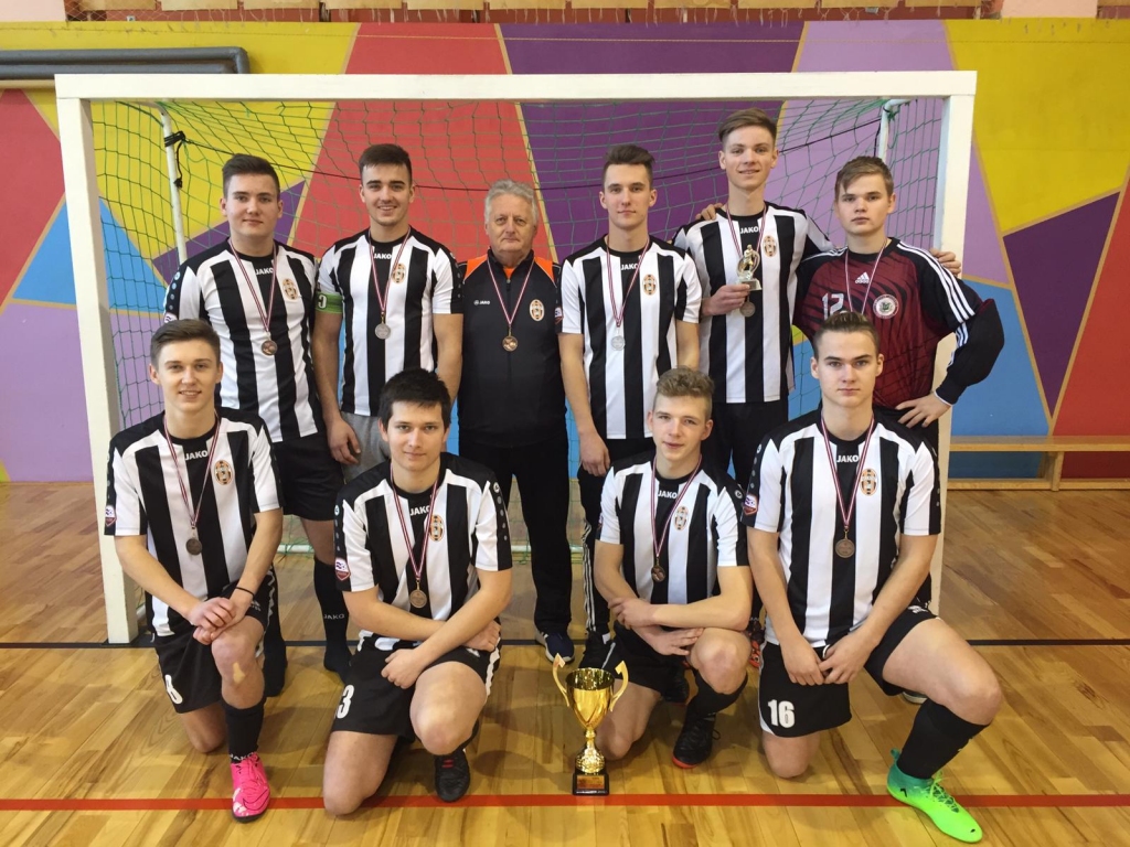 FB Gulbene jauniešu U-18 komanda:  1.rindā no kreisās - S.Sirmais, R.Priedeslaipa, I.Bistrovs un K.Sveķis; 2.rindā no kreisās - J.Mauriņš, R.Skopāns, A.Martusevičs, R.Stepanovs, A.Vaičuls un L.Stalīdzāns.
Autors: no Arņa Martuseviča arhīva