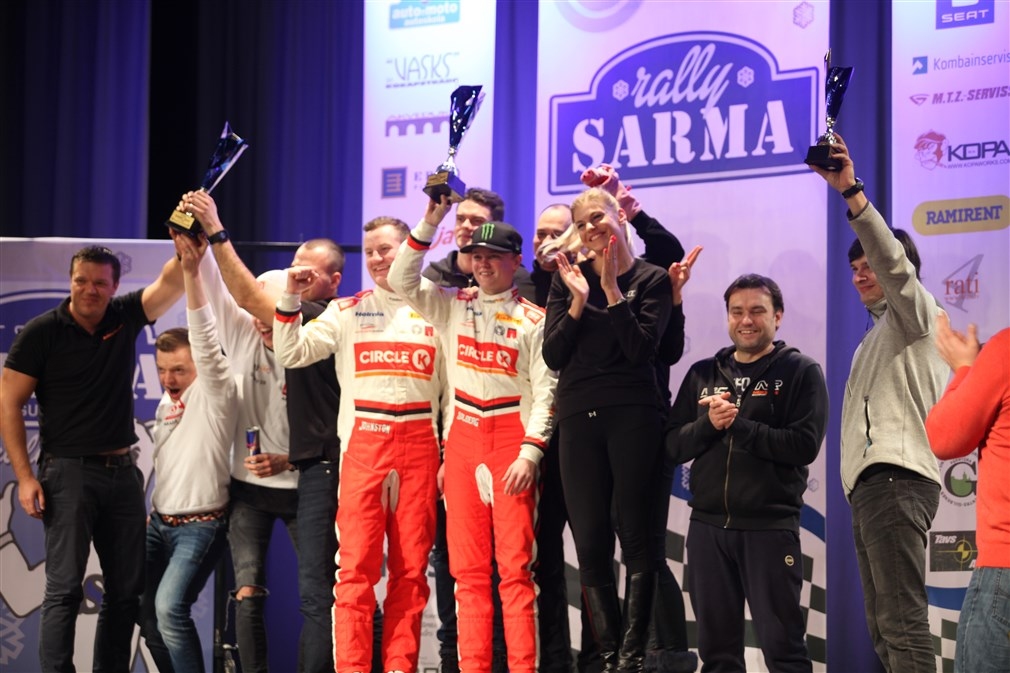 Pēc uzvaras rallijā Sarma 2019 pārliecinošs čempionāta absolūtā vērtējuma līderis ir Olivers Solbergs, kura kontā ir divas uzvaras un 33 punkti, savukārt ar vienādu punktu skaitu otro vietu dala trīs sportisti – Nikolajs Grjazins, Deniss Rostilovs un Emīls Blūms –, visu kontā ir 14 punkti.
Autors: Gatis Bogdanovs
