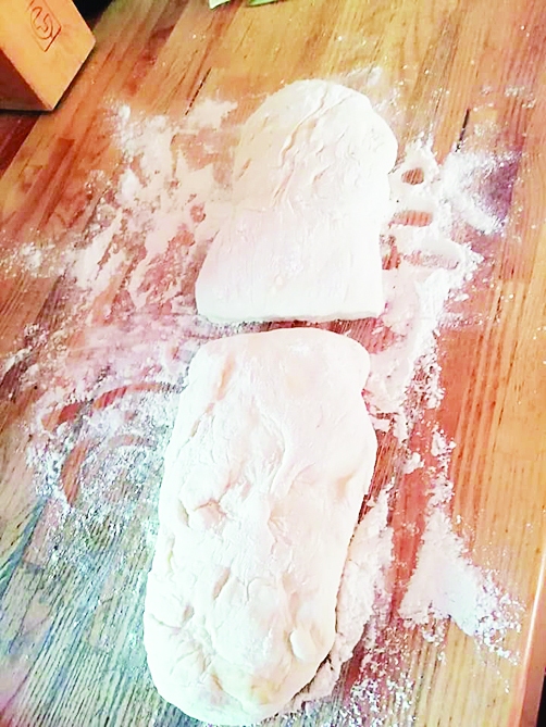 ◆ Kad mīkla uzbriedusi un apjomā dubultojusies, to novieto uz virsmas, kas apkaisīta ar miltiem. Sadala divās daļās un izrullē pēc iespējas plānāku.
Autors: VALIJA BELUZA