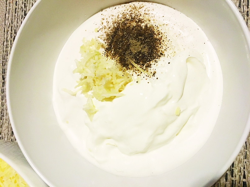 ◆ Pēc tam pagatavojam salātu mērci. Atsevišķā traukā ielejam majonēzi un krējumu (attiecībā 3 pret 1). Es šiem salātiem pievienoju divas lielas daivas ķiploku, bet tie, kuri vēlas izteiktāku ķiploku garšu, liek vairāk. Papildus pievienoju piparus un mazliet sāls.
Mērci labi samaisa un kārto pa virsu kukurūzai. Pēc tam sarīvē sieru un uzber visam pa virsu.
Autors: - Laura Pāvila