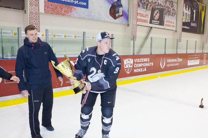 Sandis Vītols atzīts par 3.līgas labāko uzbrucēju. Par to prieks arī viņa komandas biedriem.
Autors: no personiskā arhīva