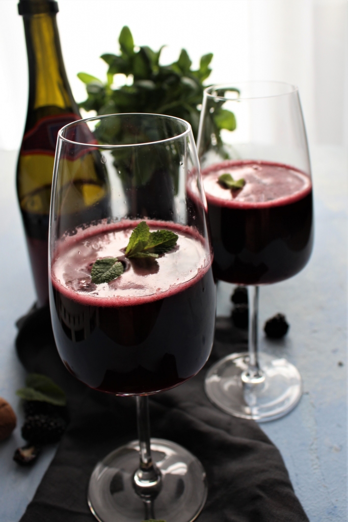 Kazeņu, prosecco un piparmētru kokteilis
