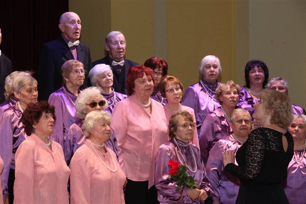 Alūksnes Kultūras centra senioru jauktais koris “Brūklenājs” (dir. Ilze Briediņa).