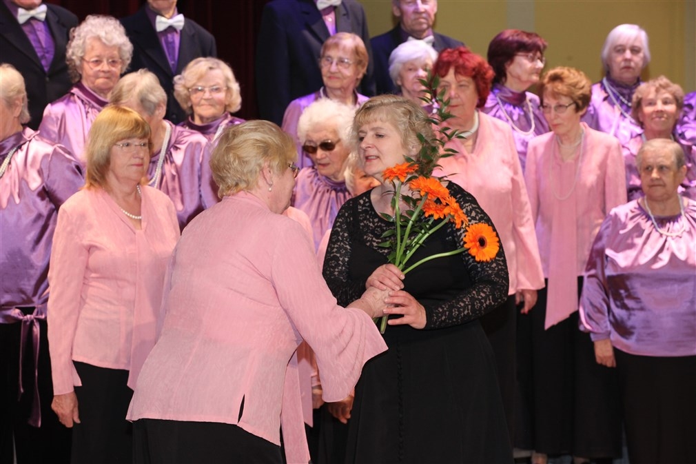 Alūksnes Kultūras centra senioru jauktais koris “Brūklenājs” (dir. Ilze Briediņa).
