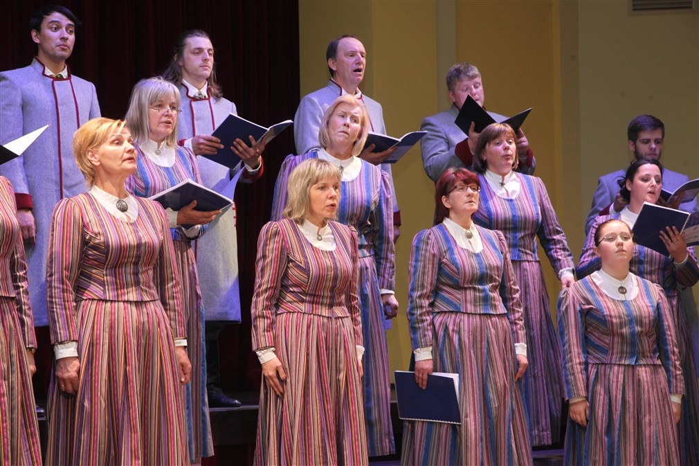 Lizuma kultūras nama jauktais koris (dir. Jānis Āboliņš).