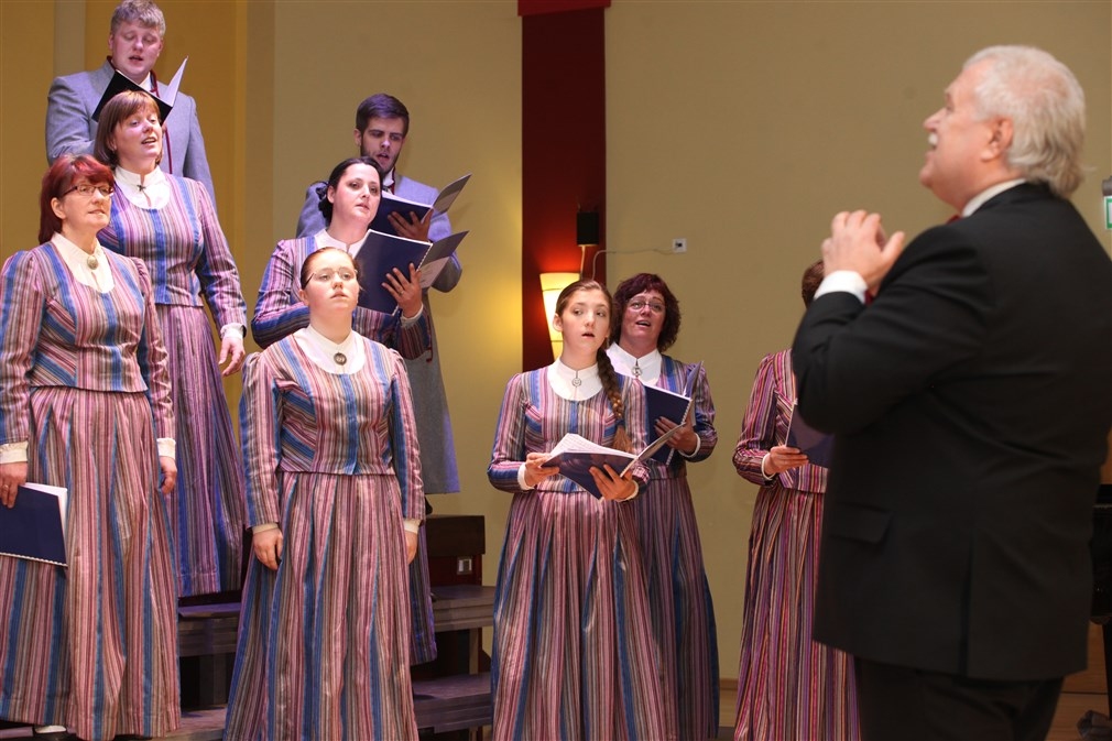 Lizuma kultūras nama jauktais koris (dir. Jānis Āboliņš).