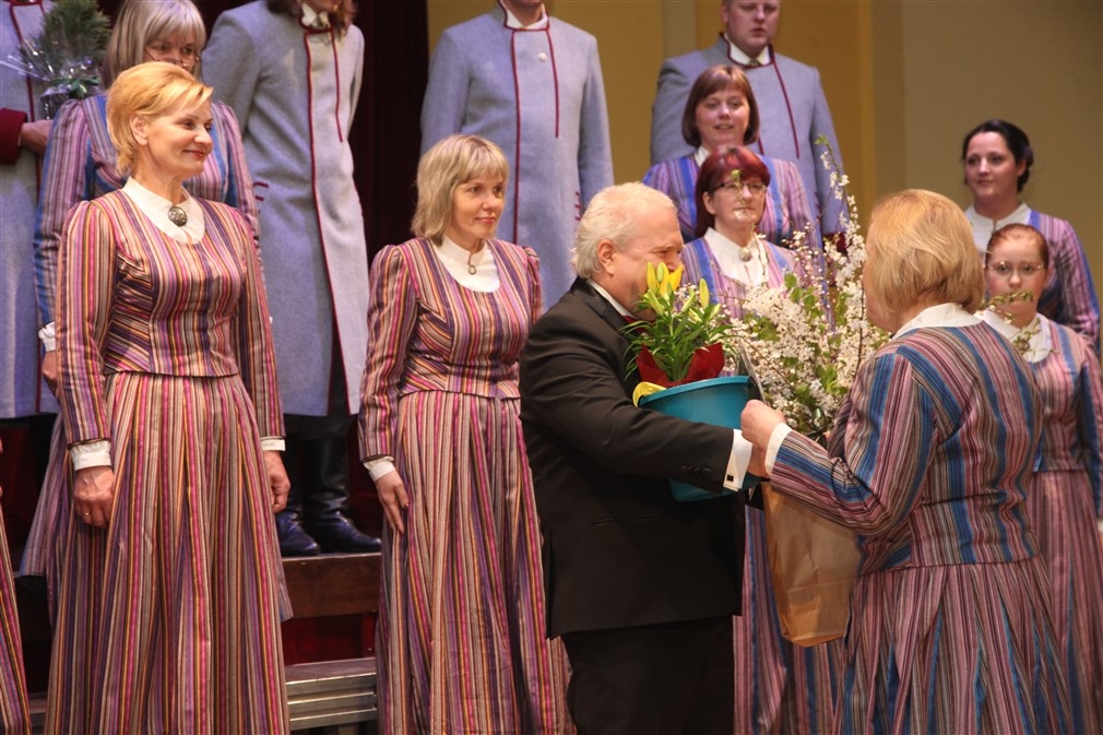 Lizuma kultūras nama jauktais koris (dir. Jānis Āboliņš).