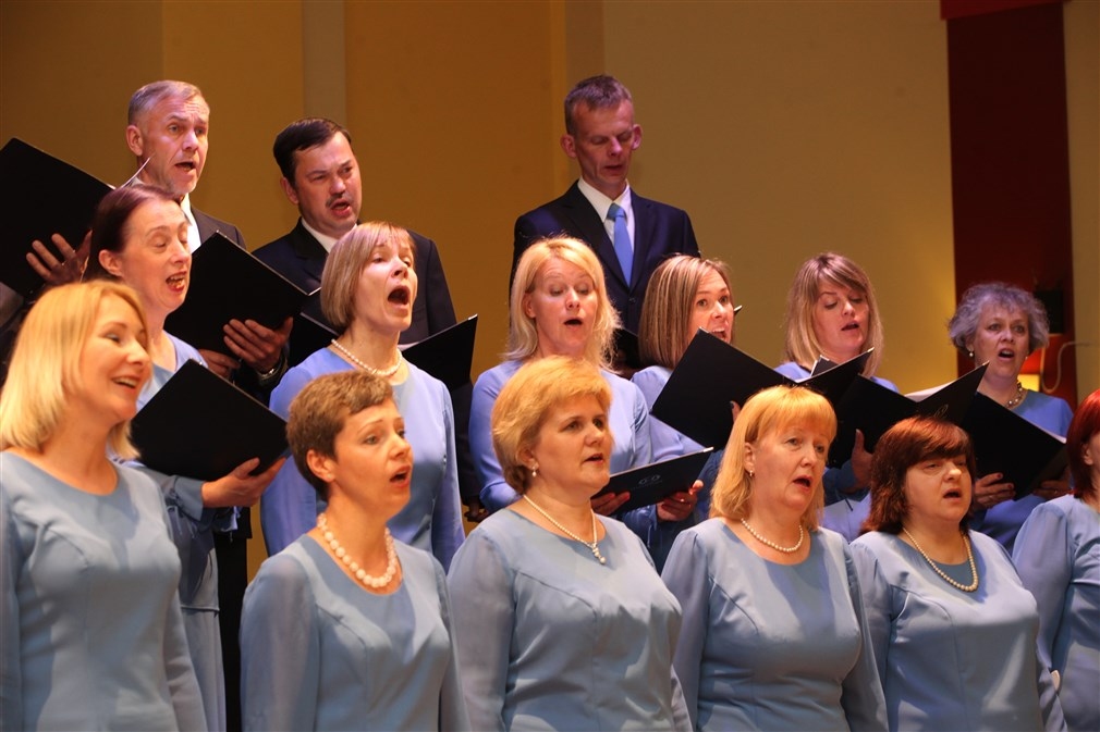 Gulbenes kultūras centra jauktais koris "Harmonija" (dir. Māra Mezīte).