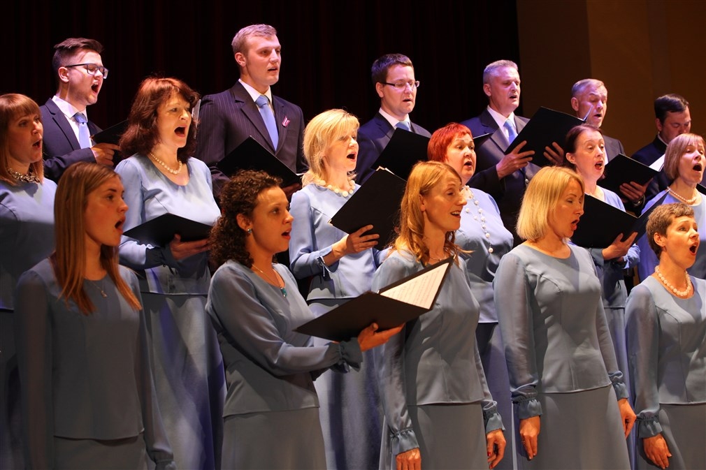 Gulbenes kultūras centra jauktais koris "Harmonija" (dir. Māra Mezīte).