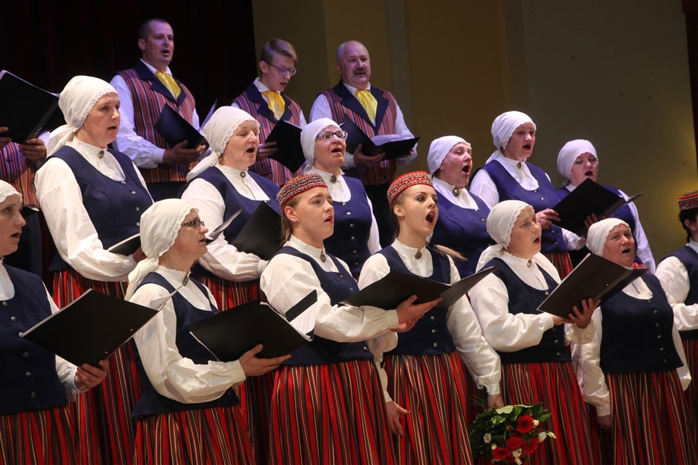Rugāju tautas nama jauktais koris (dir. Pēteris Sudarovs).