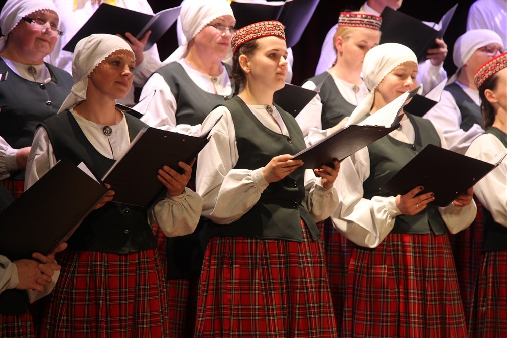 Šķilbēnu pagasta kultūras centra “Rekova” jauktais koris “Viola” (dir. Marija Bukša).