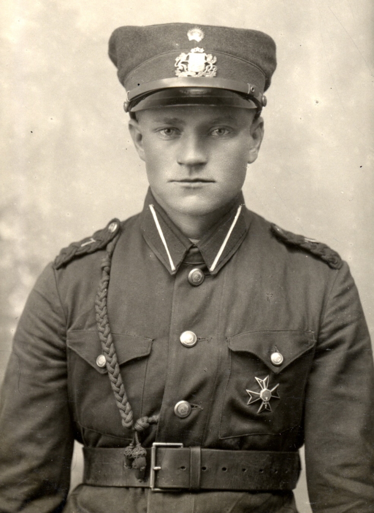 Jānis Zaļais Latvijas armijas formas tērpā, 7.Siguldas kājnieku pulka krūšu nozīme, 1930-tie gadi

Autors: Gulbenes novada vēstures un mākslas muzeja krājums Nr. GVMM 20771