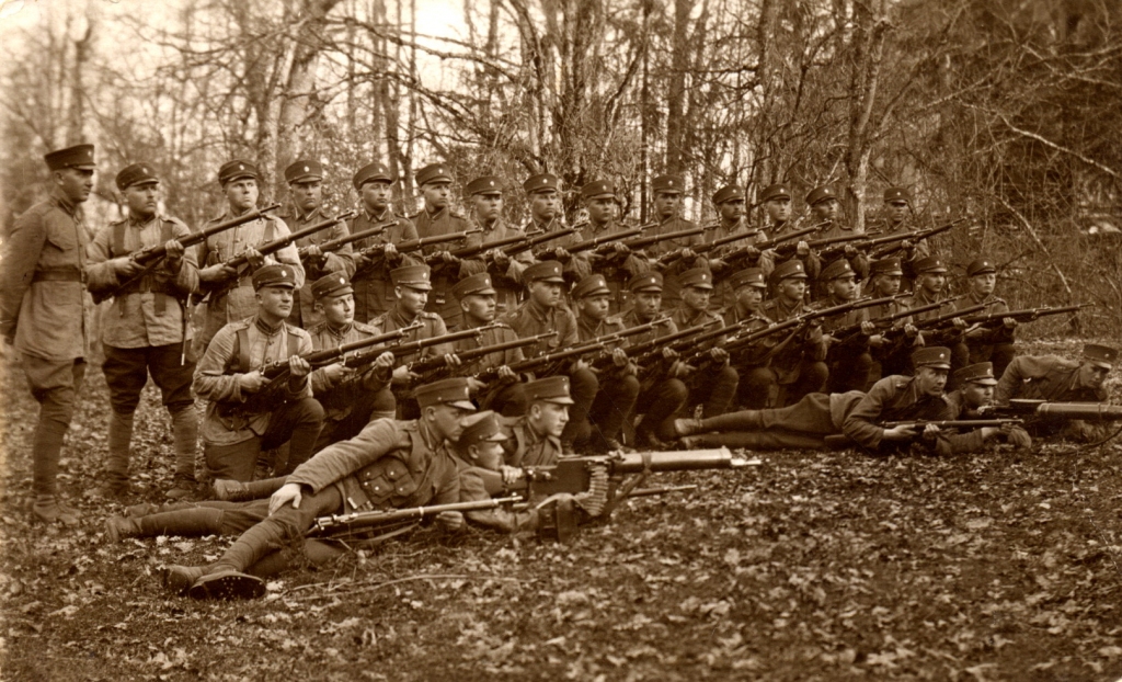 Latvijas armijas karavīri mācībās Vecgulbenes muižas Pils parkā, 1930-tie gadi

Autors: Gulbenes novada vēstures un mākslas muzeja krājums Nr. GVMM 21059