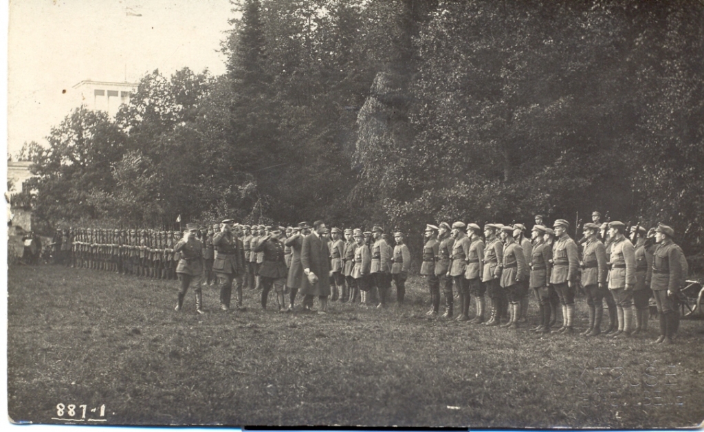7.Siguldas kājnieku pulka karavīri pie Vecgulbenes muižas Baltās pils, 1920-tie gadi

Autors: Gulbenes novada vēstures un mākslas muzeja krājums Nr. GVMM 21906